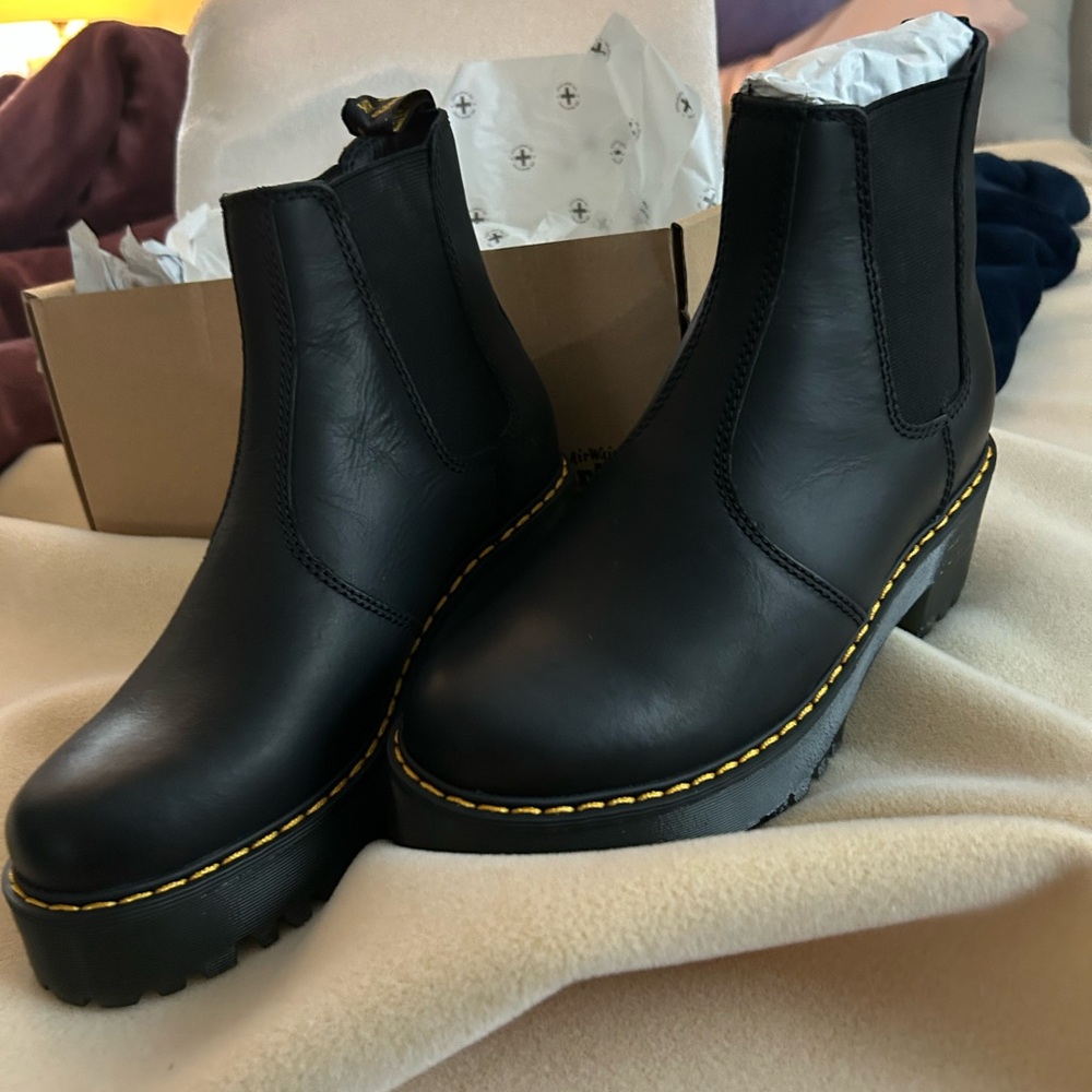 NWOT Dr. Martens ROMETTY WYOMING LEATHER PLATFORM CHELSEA BOOTS